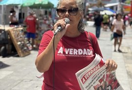 Lenilda Luna realiza brigada do jornal A Verdade no calçadão do Centro de Maceió e defende aumento de 100% no salário mínimo