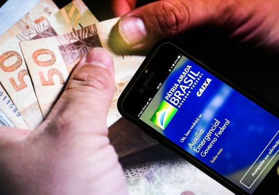 Nascidos em dezembro podem sacar o auxílio a partir de hoje