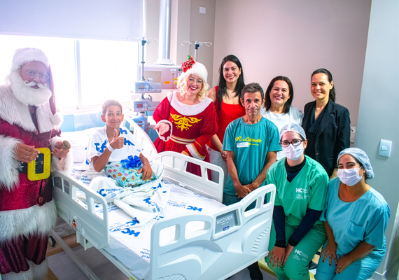 Papai e Mamãe Noel levam presentes e alegria a crianças internadas no Hospital da Cidade