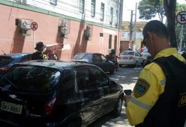 SMTT autua veículos por estacionamento irregular em Maceió
