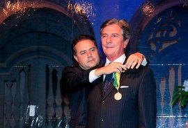 Collor publica foto sendo condecorado por Renan Filho e ironiza: 'Feliz dia do amigo'