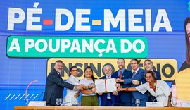 Ao lado de Lula, Rafael Brito comemora regulamentação do Pé de Meia, programa inspirado no Cartão Escola 10, de AL