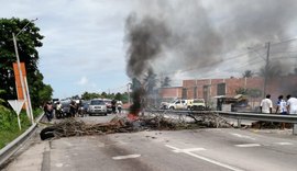 Manifestantes fecham os dois sentidos da AL-101 Sul em busca de segurança