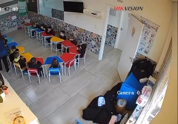 VÍDEO: professora é investigada após agredir aluno de 4 anos com pilha de livros em Caxias do Sul