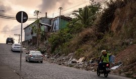 Ladeira do Bonfim, em Maceió, é interditada para manutenção em encosta