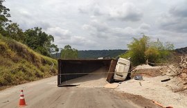 Carreta tomba em avenida e deixa uma vítima