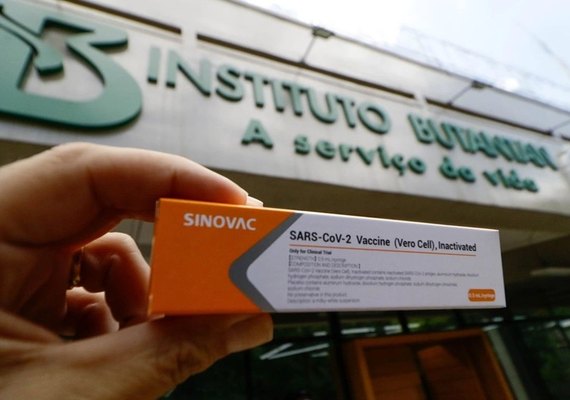 Políticos repercutem aprovação do uso emergencial das vacinas