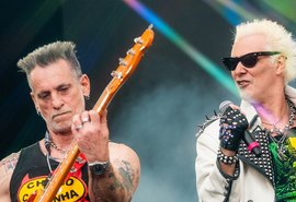 Anselmo Carlucci, baixista do Inocentes, surpreende ao usar camisa da Cheiro de Calcinha no The Town