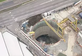 Vídeo: obra do metrô cede asfalto e abre cratera na Marginal Tietê