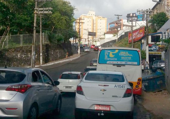 Acidentes na Ladeira Geraldo Melo deixa trânsito congestionado