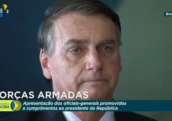 Bolsonaro chora em cerimônia com militares em Brasília