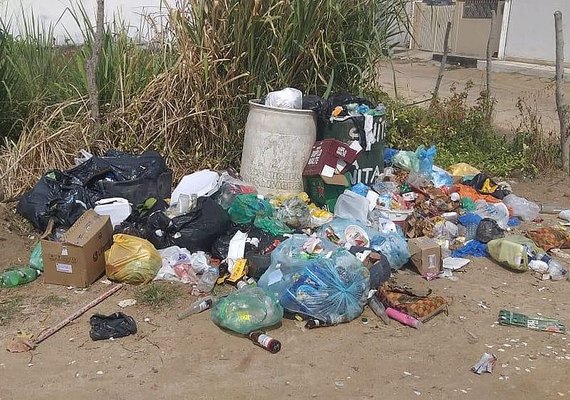 Moradores e turistas denunciam acúmulo de lixo em São Miguel dos Milagres