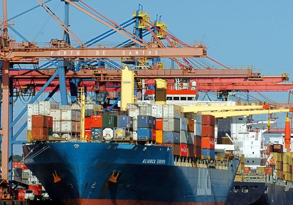 EUA avaliam sobretaxas que podem elevar tarifas sobre produtos brasileiros