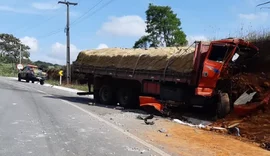 Caminhoneiro bate em outro caminhão e morre próximo à São José da Laje, AL