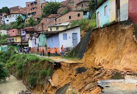 Deslizamento de terra deixa moradores da Ladeira da Moenda ilhados, em Maceió