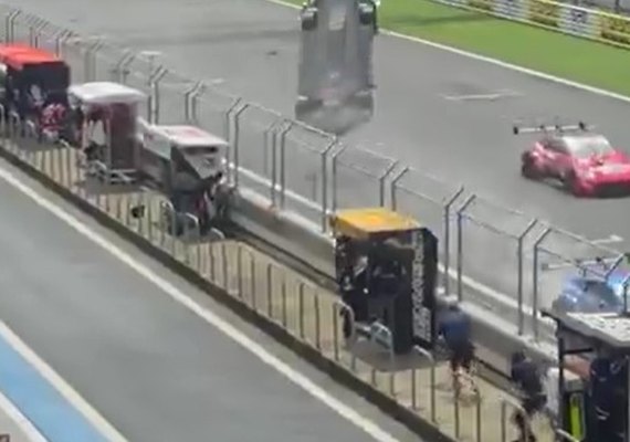 Piloto brasileiro Igor Fraga sofre grave acidente em etapa do SuperGT