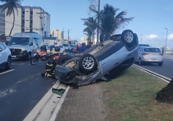 Veículo capota na orla da Praia da Avenida; homem e criança saem ilesos