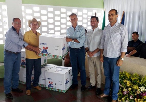 Governo de Alagoas entrega kits de irrigação e alevinos a produtores de São José da Laje