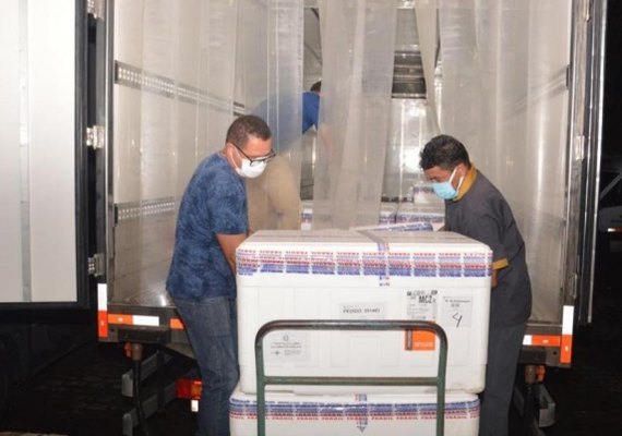 Alagoas recebe novas doses da Astrazeneca e Coronavac para continuar imunização