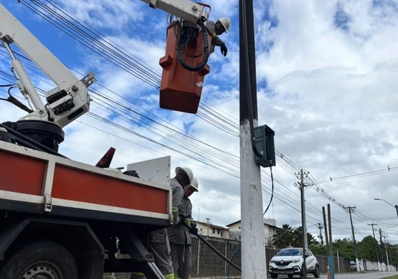 Novos comandos são instalados na rede de iluminação na Av. Galba Novaes de Castro