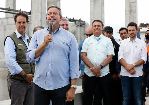 Durante evento com presença de Bolsonaro, Lira promete um botijão de gás por mês a beneficiários