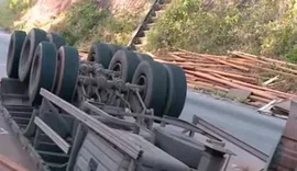 Carreta tomba e espalha carga de madeira na AL-105