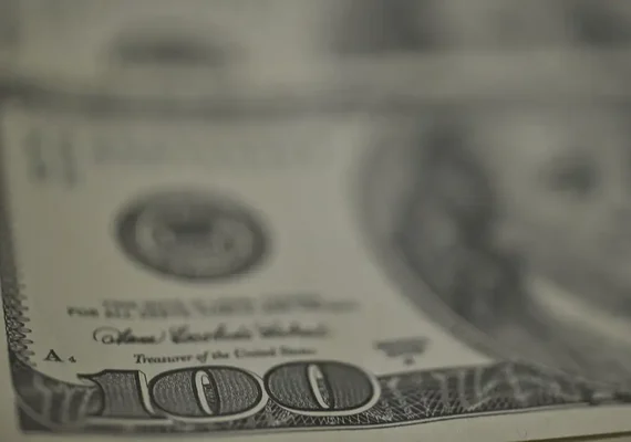 Dólar recua, bolsa cai e petróleo dispara com tensão no Oriente Médio