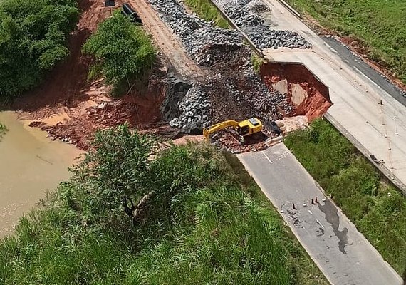 Pistas cedem em cidades alagoanas e crateras são abertas