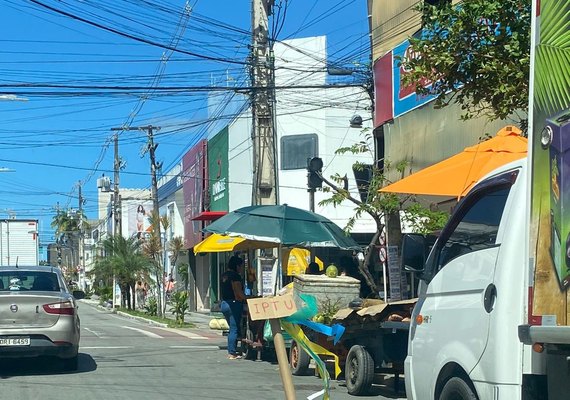 Comerciantes de Maceió usam criatividade para denunciar buraco em rua