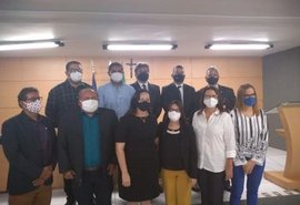 Prefeita de Arapiraca, Fabiana Pessoa presta juramento em sessão extraordinária da Câmara Municipal