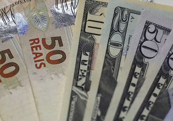 Dólar sobe e bate R$ 4,32 pela primeira vez