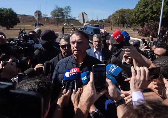 Jair Bolsonaro é proibido de transmitir entrevistas nas redes; entenda