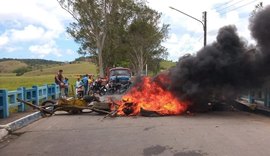 Servidores protestam por pagamento atrasado em Passo de Camaragibe
