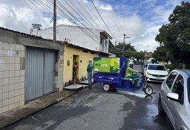 Moradores recebem orientações sobre descarte correto no Ecoponto Petrópolis