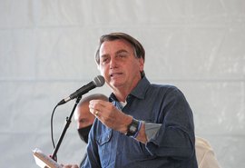 'Auxílio é pouco para quem recebe e muito para quem paga', diz Bolsonaro