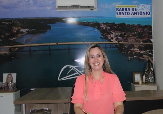 Prefeita da Barra de Santo Antônio anuncia corte de 50% de seu salário por conta do coronavírus