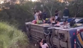 Ônibus com 50 pessoas tomba e deixa mortos; passageiros podem ser de AL