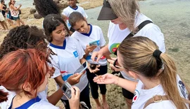 Caminhada ecológica transforma orla de Maceió em sala de aula
