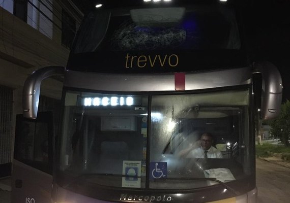 Ônibus que viajava de Salvador a Maceió é invadido e passageiros feitos reféns