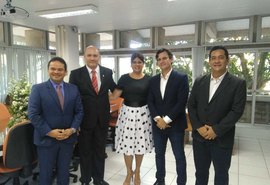 Deputados e governador participam de transmissão de cargo do novo reitor da Ufal