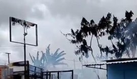 Incêndio destrói residência no Conjunto Eustáquio Gomes, em Maceió