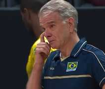 Bernardinho chora na quadra durante jogo do Brasil após perder a mãe no Mundial