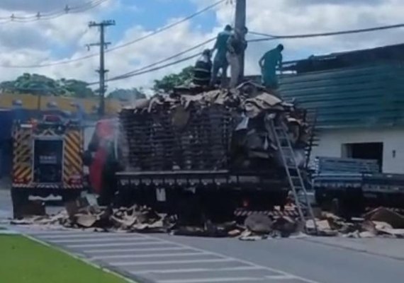 Caminhão com carga de papelão pega fogo na Av. Durval de Góes Monteiro