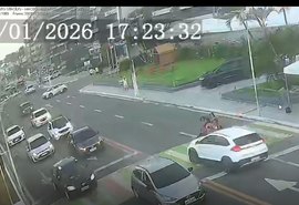 Mulheres são atropeladas na faixa de pedestres na orla de Ponta Verde; motorista fugiu