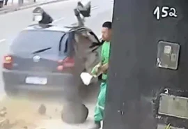 Agente de limpeza escapa de atropelamento e agradece de joelhos por livramento