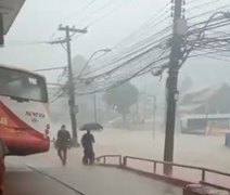 Mulher é resgatada em Petrópolis após ser levada por correnteza; veja vídeo