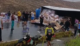 Carreta tomba e carga de frutas é saqueada na BR-101, em Alagoas