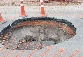 VÍDEO: Cratera em avenida no Trapiche da Barra prejudica trânsito e comércio local