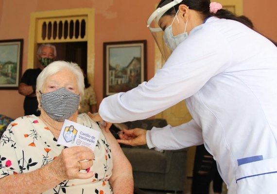 Coruripe inicia vacinação dos idosos acima de 85 anos