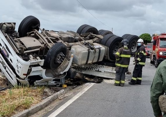 Carreta carregada de pó de cerâmica capota e deixa homem ferido